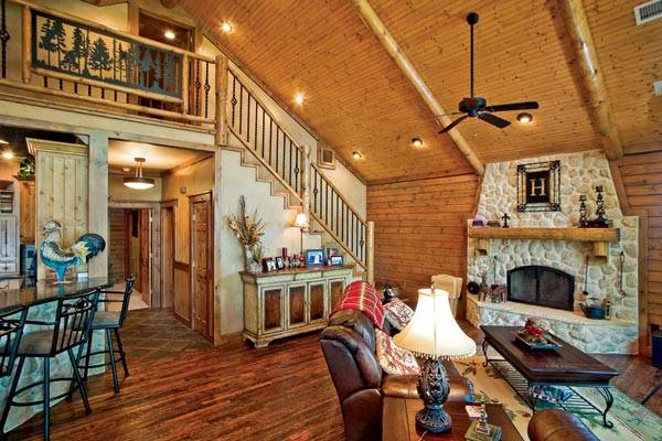 custom-crafted-lakefront-cabin-great-room1